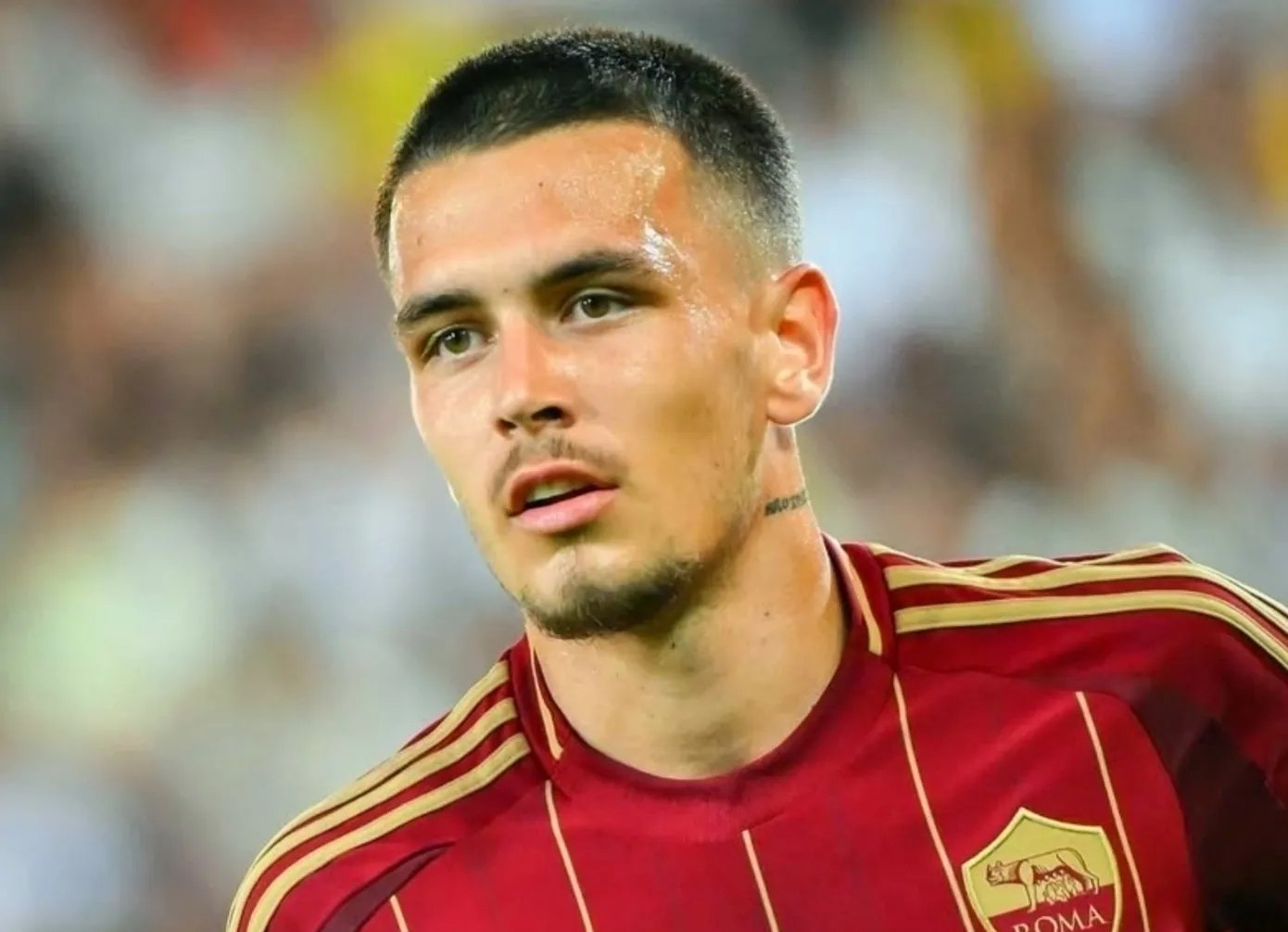 关于转会期荷甲传出新动向，西汉姆临场应变，管理层表态：悬念犹存，球队文化再被提及的信息